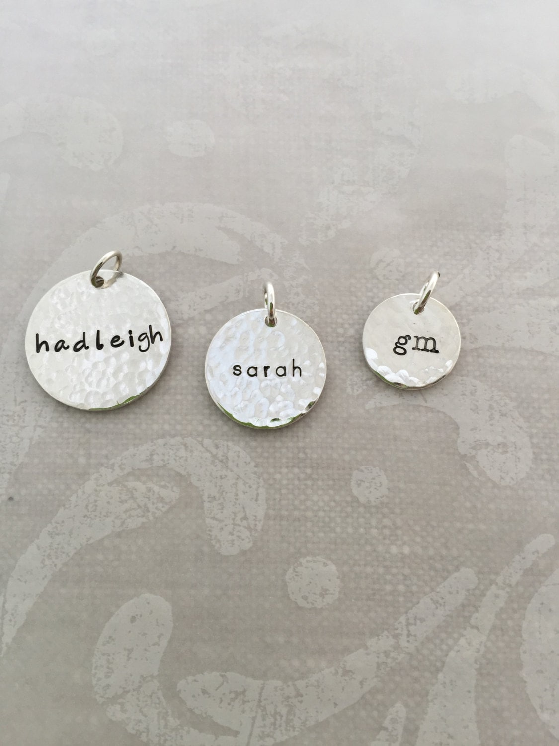 sterling Silber Gehämmert Namen Charms sterling Silber Gehämmert Namen Charms von HipMomJewelry