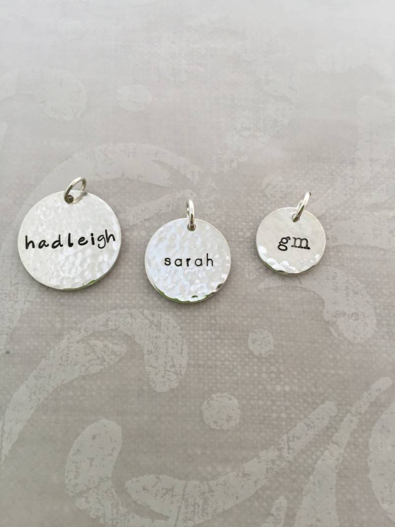 sterling Silber Gehämmert Namen Charms sterling Silber Gehämmert Namen Charms von HipMomJewelry
