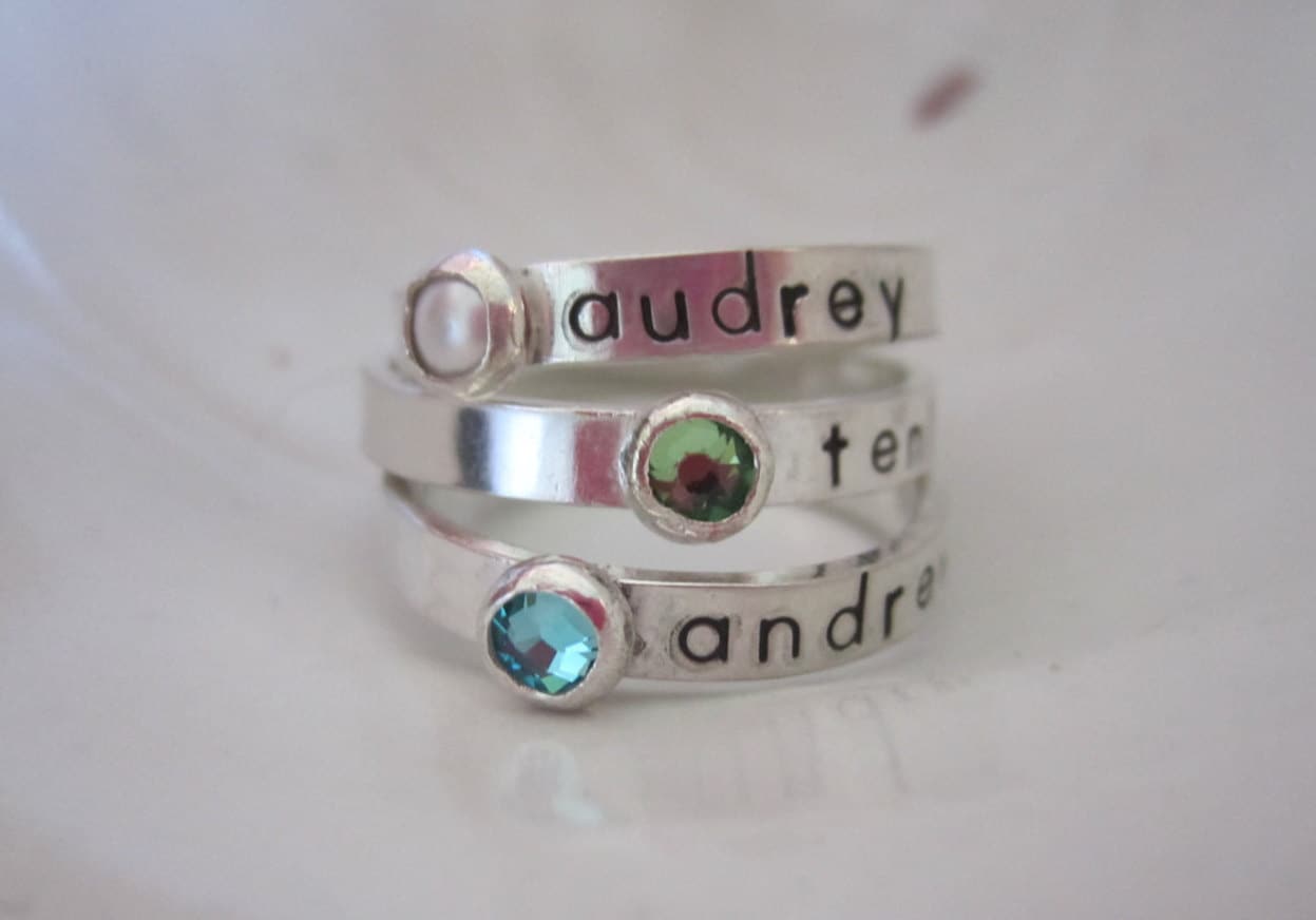 sterling Silber Name & Geburtsstein Ring sterling Silber Name & Geburtsstein Ring von HipMomJewelry