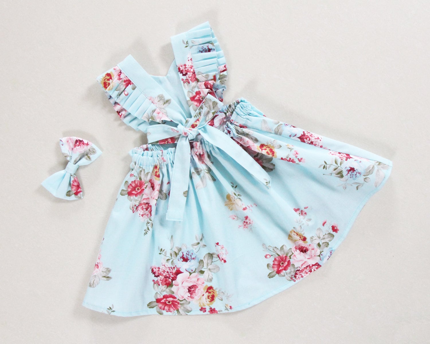 Hellblaues Blumen Schürzenkleid - 100% Baumwolle Baby Mädchen Sommerkleid von HippieBabeLane