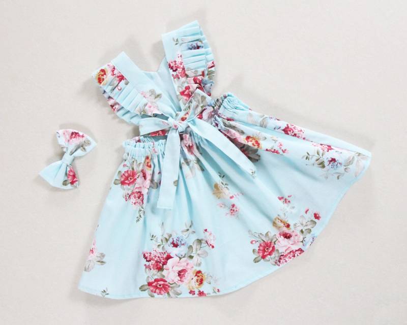 Hellblaues Blumen Schürzenkleid - 100% Baumwolle Baby Mädchen Sommerkleid von HippieBabeLane
