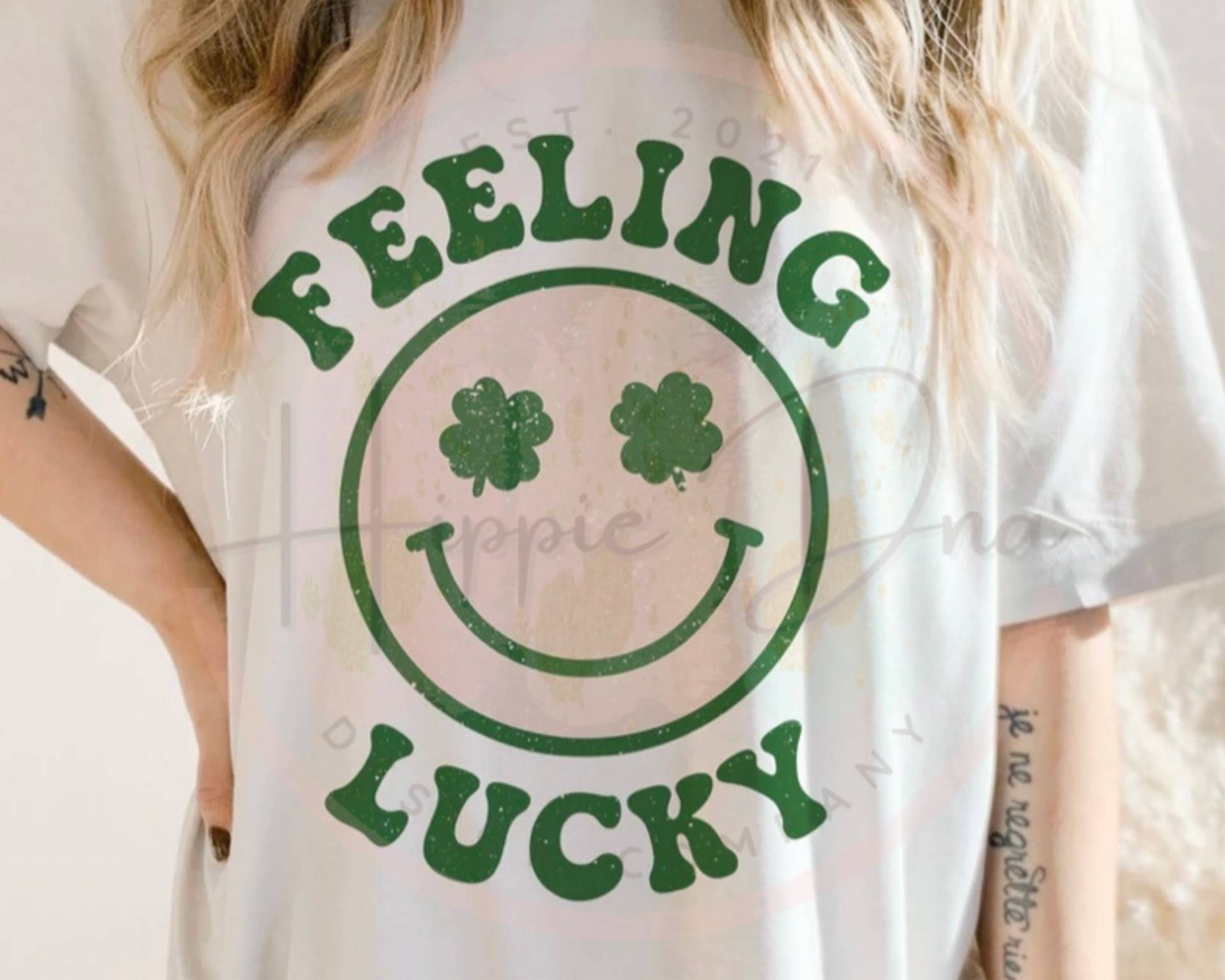 Glückliches Kleeblatt Smiley St Patrick's Day Shirt | Hippie By Design T-Shirts Retro, Hippie, Boho, Groovy, Patty's, Vierblättriges von HippieByDesignCo