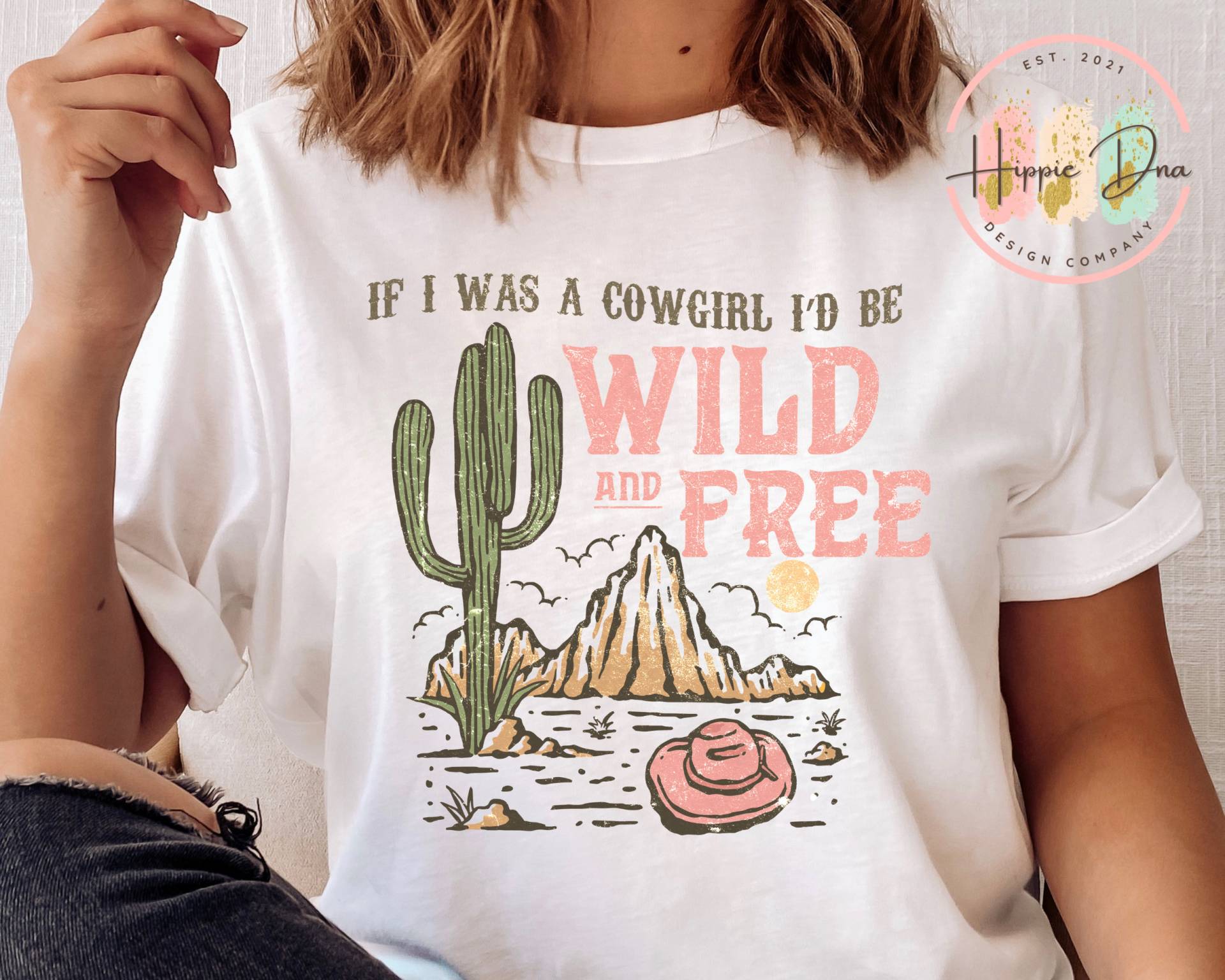 Wild & Free Cowgirl Pferde Wüsten T-Shirt | Sweatshirt, Retro, Hippie, Boho, Western Vibes Sublimation von HippieByDesignCo