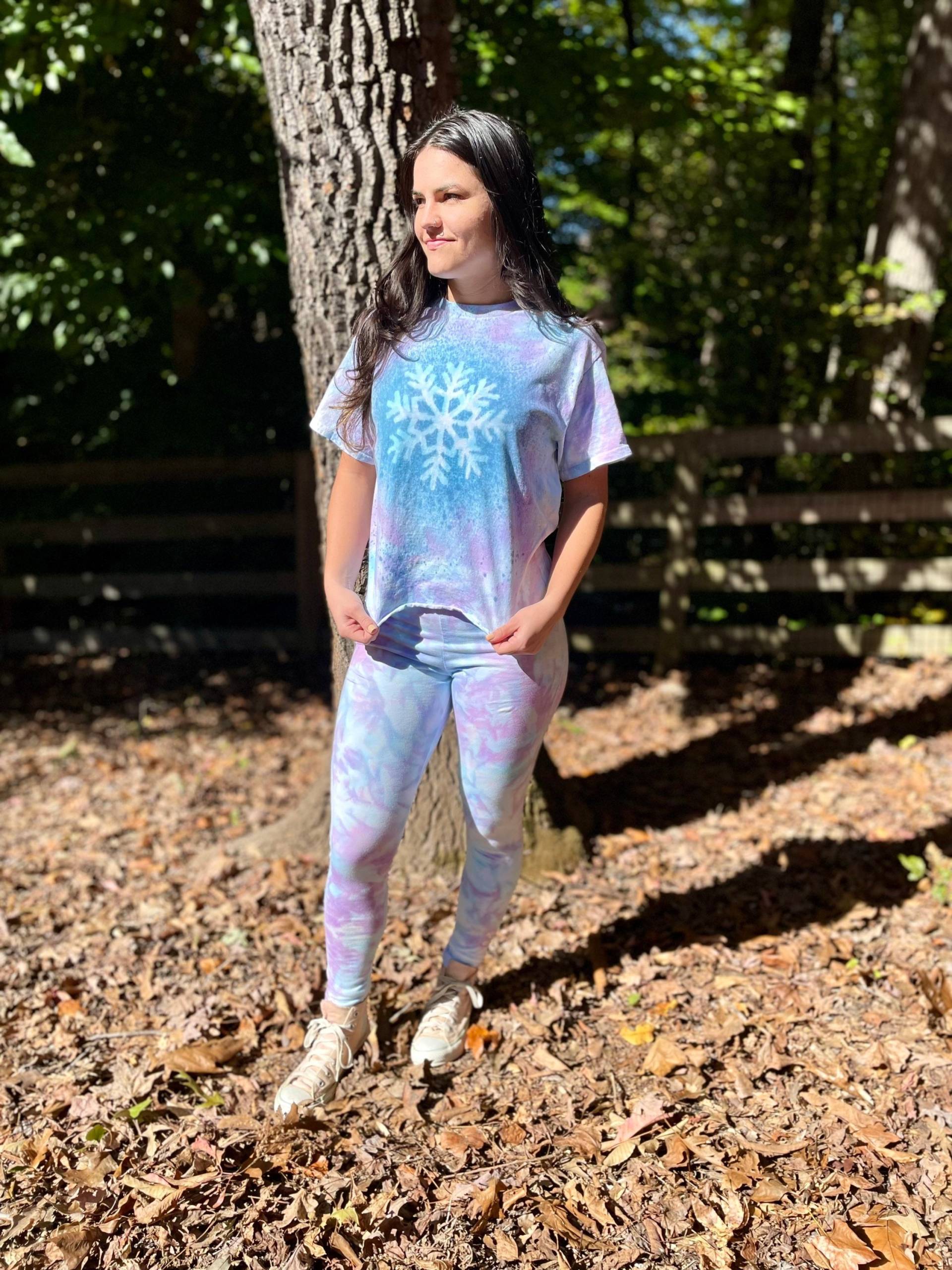 Schneeflocke Crop Top, Batik-T-Shirt, Batik-Crop-Top, Urlaubspyjama, Weihnachtspyjama, Schneeflocken-Shirt, Individuelles Schneeflocke-T-Shirt von HippieComfort