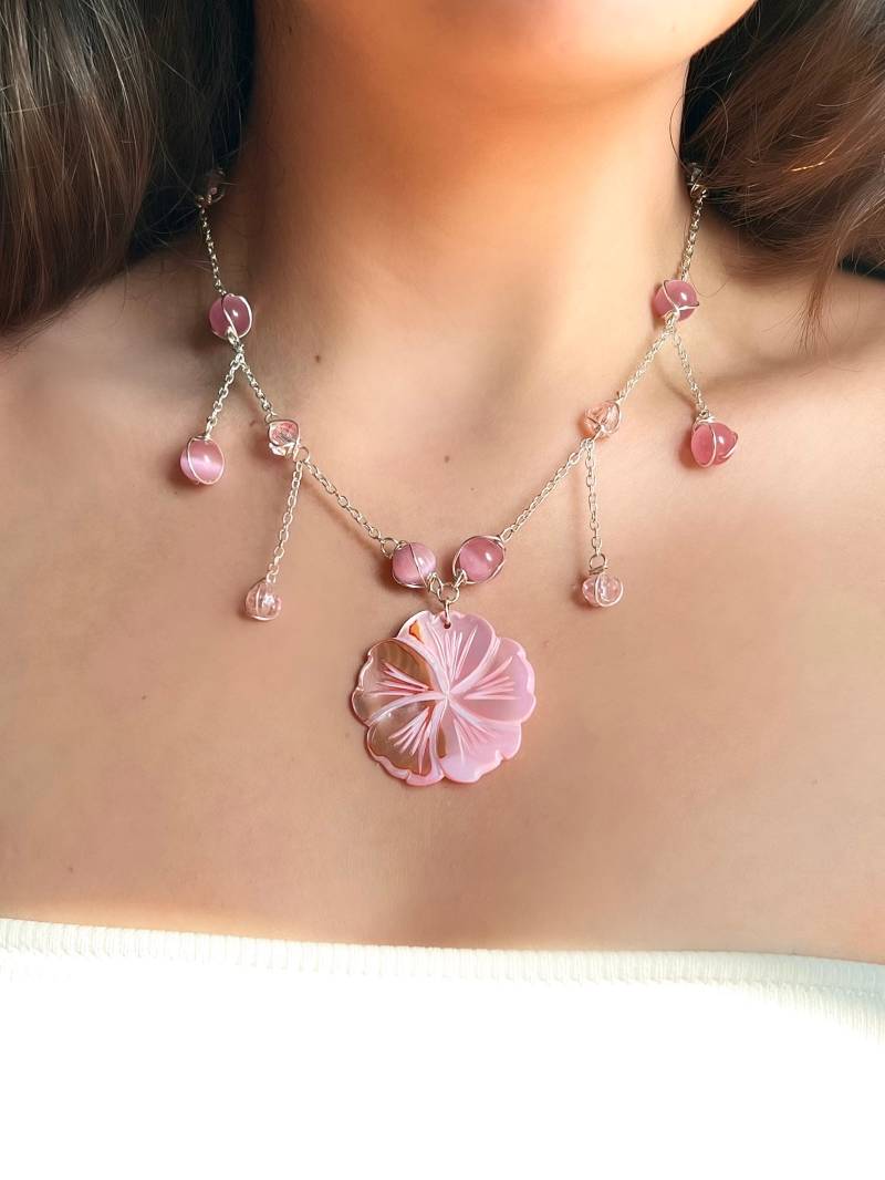 Aloha Pink Halskette Gold/Silber | Einzigartiger Hibiskus Schmuck Perlmutt Elegantes Statement Stück Blumen-Halskette Aloha Pink Halskette Gold/Silber | Einzigartiger Hibiskus Schmuck Perlmutt Elegantes Statement Stück Blumen-Halskette von HippieHairBeads