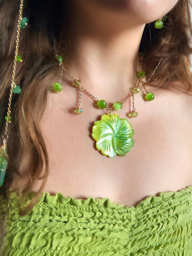 Gold/Silber Aloha Grün Halskette | Einzigartiger Hibiskus Schmuck Perlmutt Elegantes Statement Piece Blumen Gold/Silber Aloha Grün Halskette | Einzigartiger Hibiskus Schmuck Perlmutt Elegantes Statement Piece Blumen von HippieHairBeads