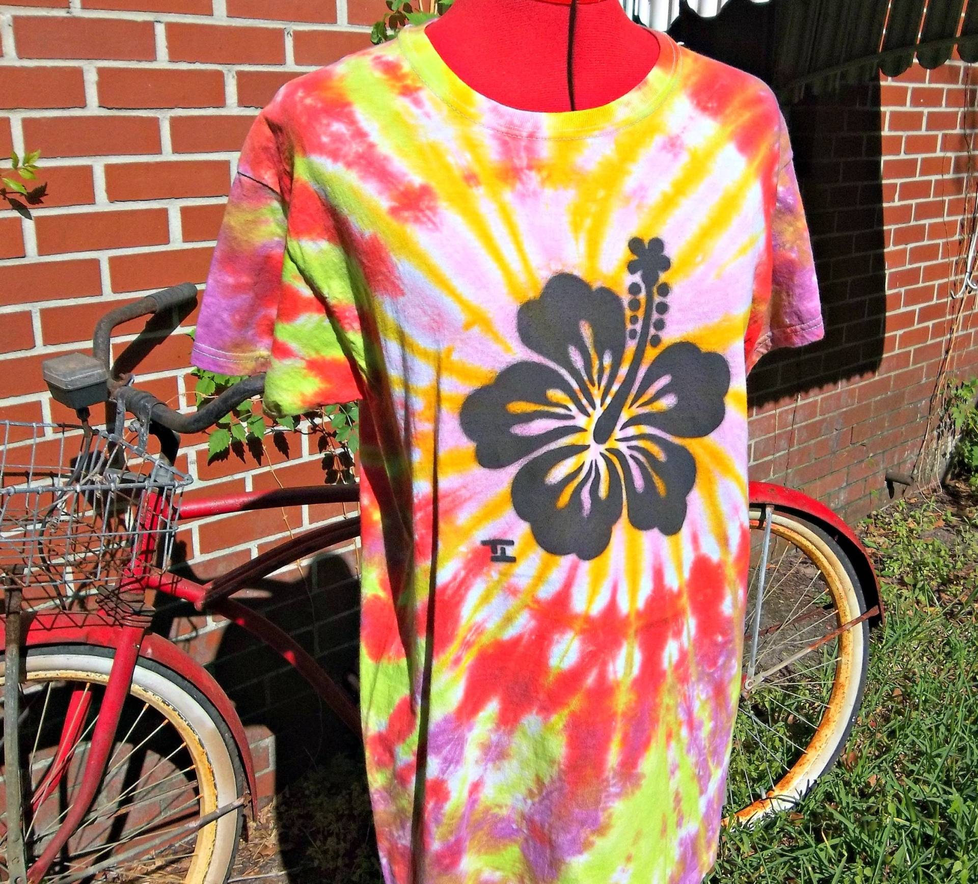 Handgemachtes Batik Hibiskus T-Shirt Lebendiger Sommer Stil Handgemachtes Batik Hibiskus T-Shirt Lebendiger Sommer Stil von HippieKissed