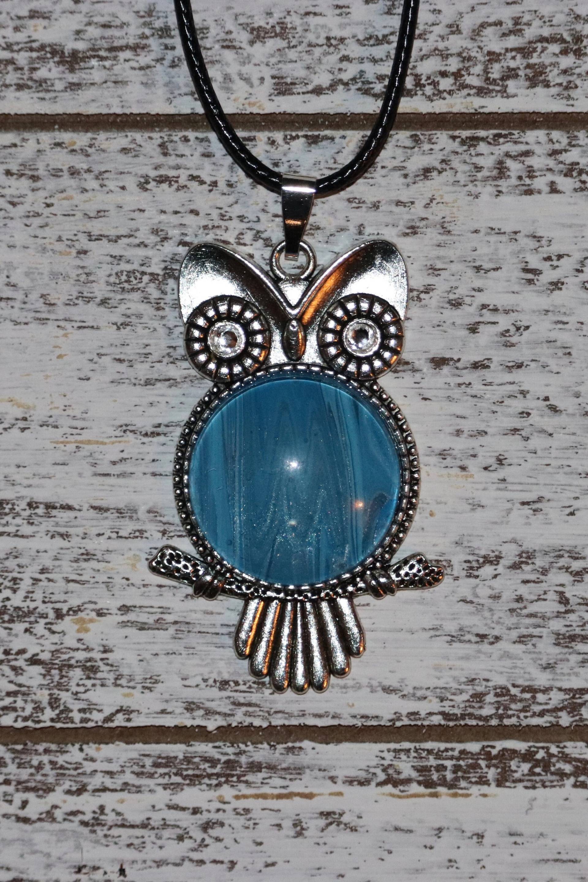 Blaue Eule Flüssigkeit Kunst Cabochon Anhänger Halskette Blaue Eule Flüssigkeit Kunst Cabochon Anhänger Halskette von HippieOwlFreak