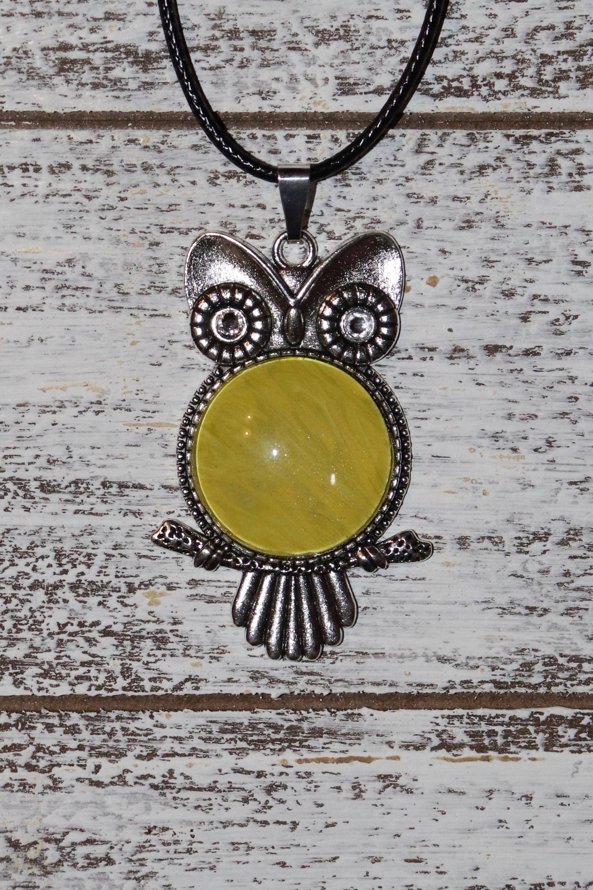 Gelbe Eule Flüssigkeit Kunst Cabochon Anhänger Halskette Gelbe Eule Flüssigkeit Kunst Cabochon Anhänger Halskette von HippieOwlFreak