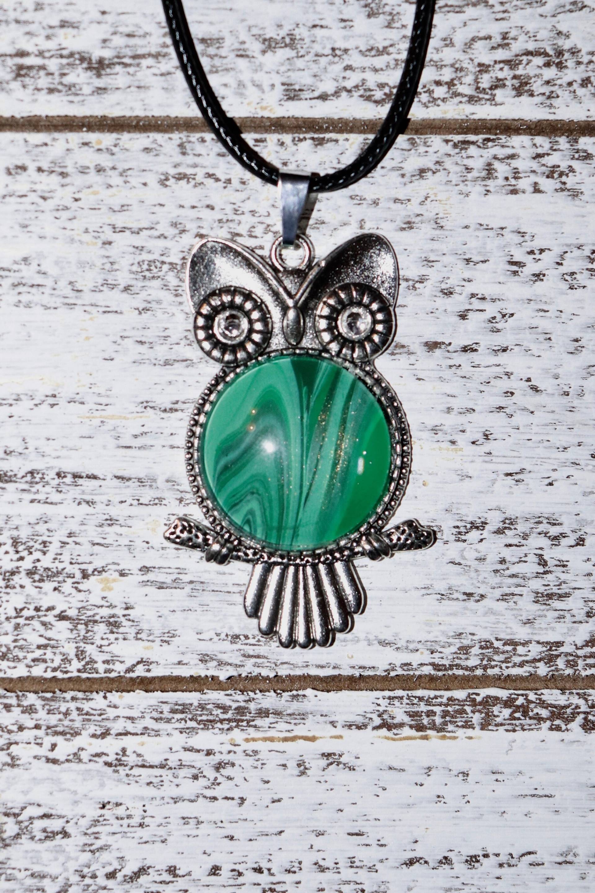 Grüne Eule Flüssigkeit Kunst Cabochon Anhänger Halskette Grüne Eule Flüssigkeit Kunst Cabochon Anhänger Halskette von HippieOwlFreak