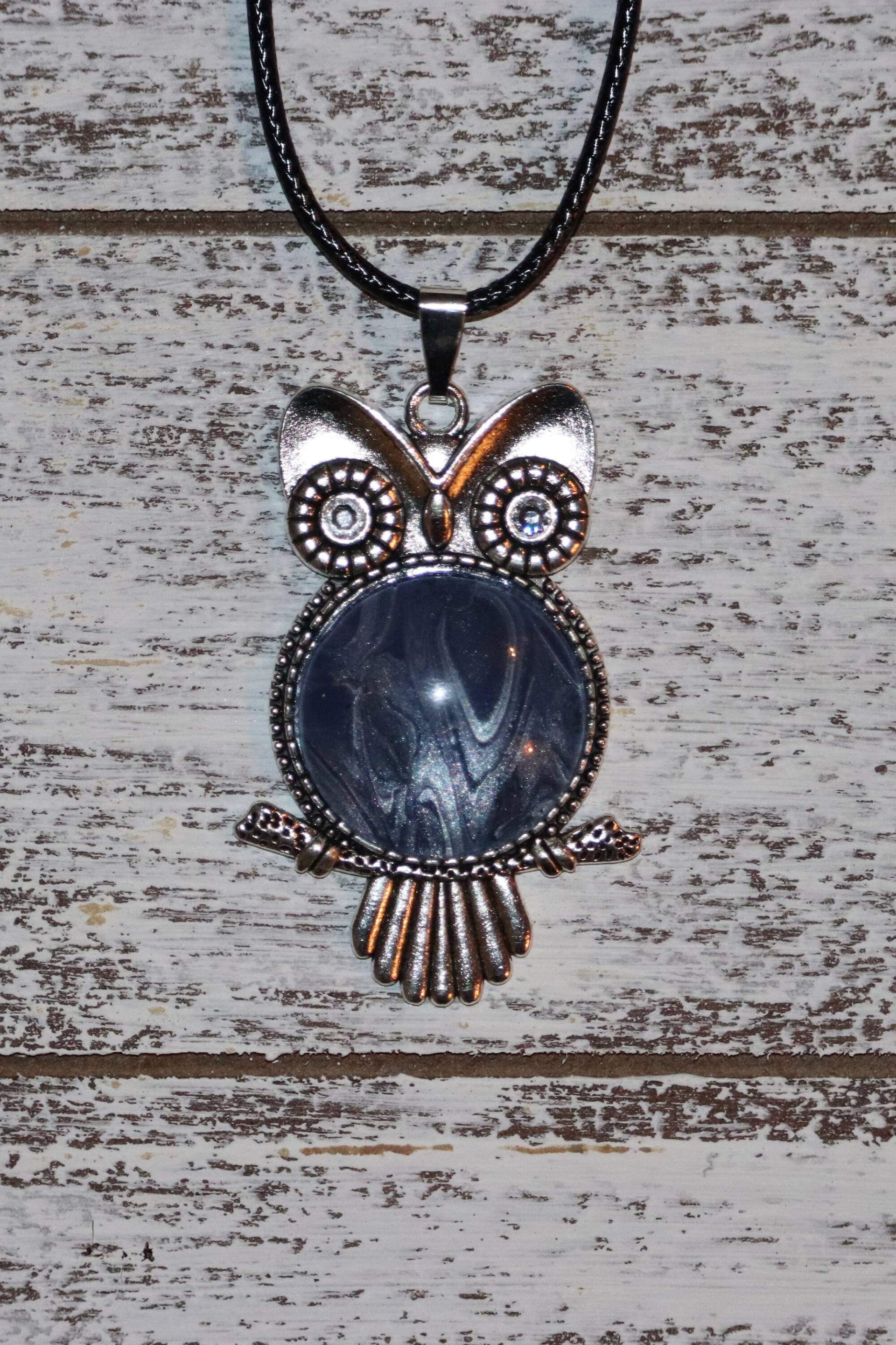 Indigo Eule Flüssigkeit Kunst Cabochon Anhänger Halskette Indigo Eule Flüssigkeit Kunst Cabochon Anhänger Halskette von HippieOwlFreak