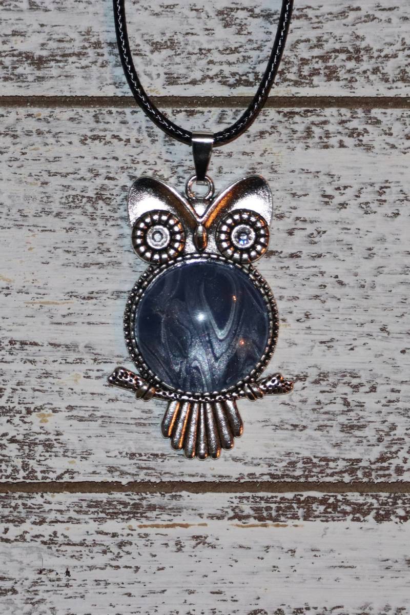 Indigo Eule Flüssigkeit Kunst Cabochon Anhänger Halskette Indigo Eule Flüssigkeit Kunst Cabochon Anhänger Halskette von HippieOwlFreak