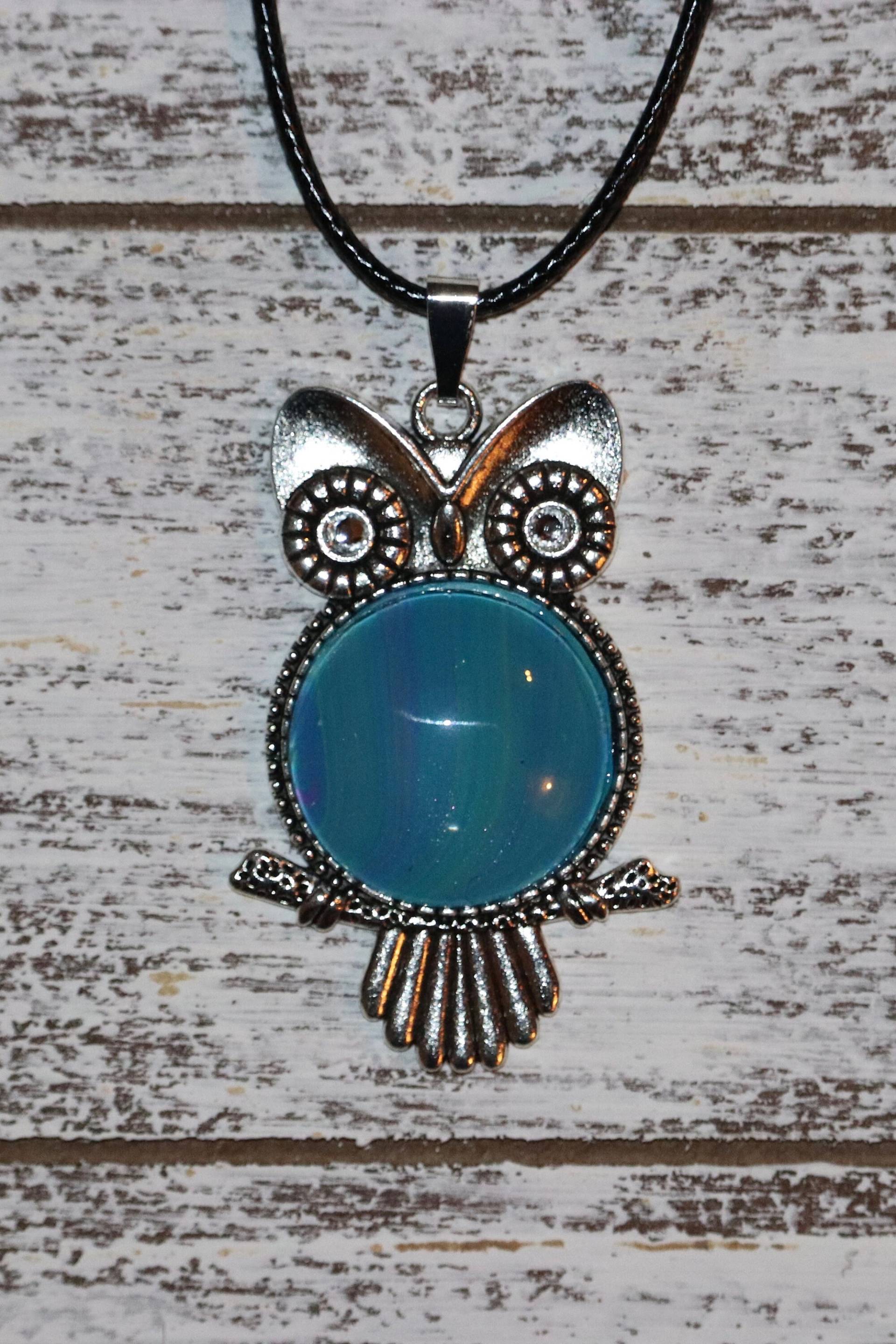 Regenbogen Eule Flüssigkeit Kunst Cabochon Anhänger Halskette Regenbogen Eule Flüssigkeit Kunst Cabochon Anhänger Halskette von HippieOwlFreak