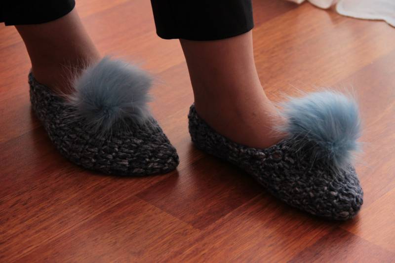 Gehäkelte Hausschuhe, Füße Warm, Pompom Slipper, Häkelschuhe, Geschenk Für Sie, Frauengeschenk, İdeas von HirasuAccessories