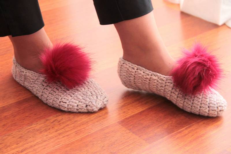 Gehäkelte Hausschuhe, Füße Warm, Pompom Slipper, Häkelschuhe, Geschenk Für Sie, Frauengeschenk, İdeas von HirasuAccessories