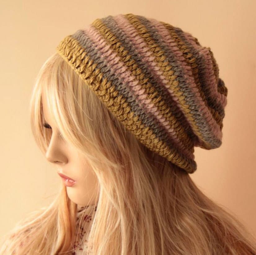 Gestreifte Häkelmütze, Winter-Accessoires, Beanie-Mütze, Wollmischung-Mütze, Geschenkidee, Geschenk Für Sie, Frauen, Wolle-Mischung, Weihnachten von HirasuAccessories