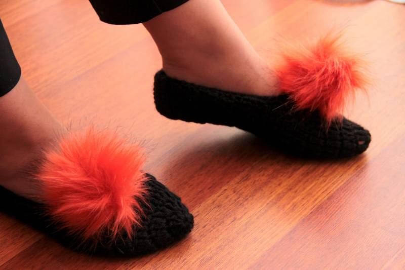 Haus Slipper, Häkeln Hausschuhe, Füße Warm, Pompom Schuhe, Geschenk Für Sie, Frauen Geschenk, İdeas von HirasuAccessories
