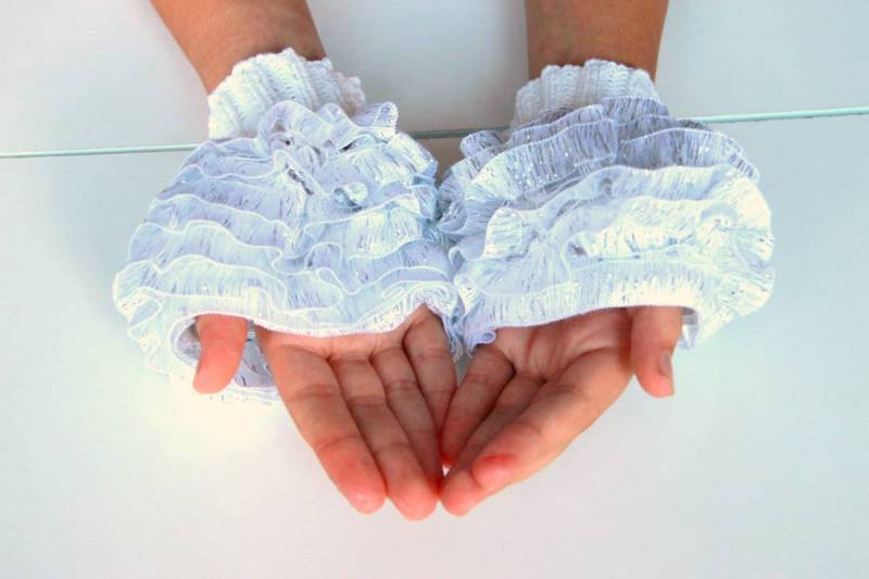 Sofort Lieferbar Fingerlose Handschuhe Handgestrickte Elegante Geraffte Weiße Handschuhe von HirasuAccessories