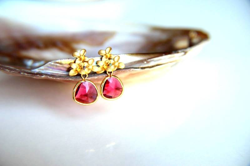 Fuchsia Swarovski Ohrringe Vergoldete Messing Ohrhaken Mit Fuchsia Kristall Vergoldet Blatt Ohrstecker, Hochzeit, Brautjungfer von HirasuGaleri