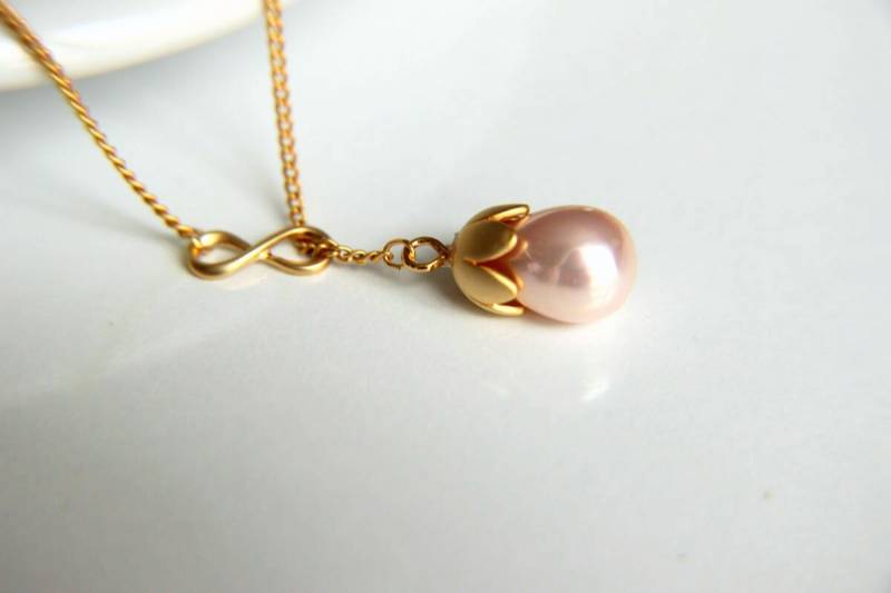 Kette Rosa Perle in Form Einer Knospe Mit Vergoldeten Kelchblättern Kombiniert Einem Unendlichkeits Geschenk Für Hochzeit, Valentinstag, Muttertag von HirasuGaleri