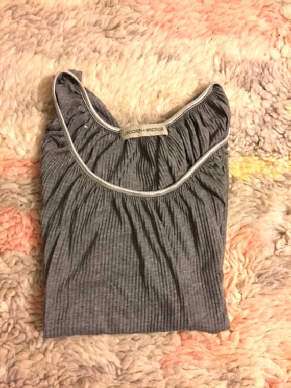 Avantgarde Der 90Er Jahre/Minimalistisch Plissierte Bluse Avantgarde Der 90Er Jahre/Minimalistisch Plissierte Bluse von HisCoyMistress