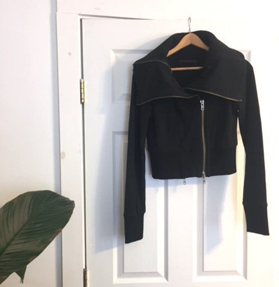 Kleine Schwarze Moto Jacke Mit Einem Doppelten Reißverschluss Und Hohe Neck...minimalist/Avant Garde Kleine Schwarze Moto Jacke Mit Einem Doppelten Reißverschluss Und Hohe Neck...minimalist/Avant Garde von HisCoyMistress