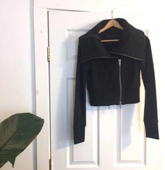 Kleine Schwarze Moto Jacke Mit Einem Doppelten Reißverschluss Und Hohe Neck...minimalist/Avant Garde Kleine Schwarze Moto Jacke Mit Einem Doppelten Reißverschluss Und Hohe Neck...minimalist/Avant Garde von HisCoyMistress
