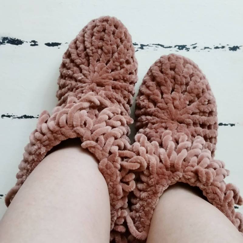 Flauschige Häkelschuhe Mokka Latte Rutschfeste Wolle Booties von HislidenKnitwear