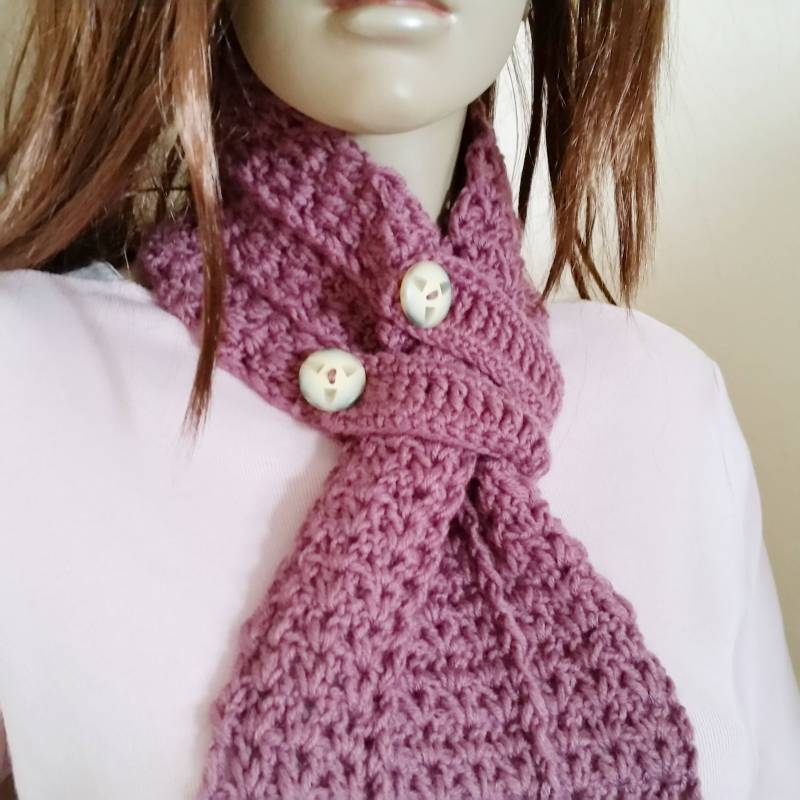 Gehäkelter Knopf Schal Rosa Spitzen Schal, Lange Fransen von HislidenKnitwear