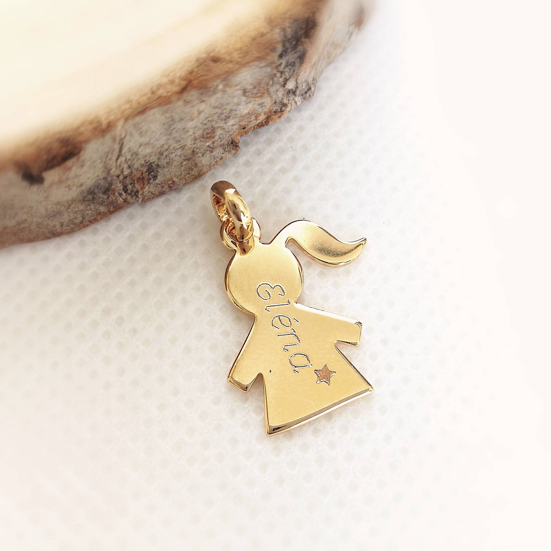 Handgefertigter Personalisierter Anhänger Für Mädchen in 18 Karat Vergoldet Mit Vornamengravur. Einzigartiges Geschenk Frauen, Geburt, Geburtstag von HistoireAGraver
