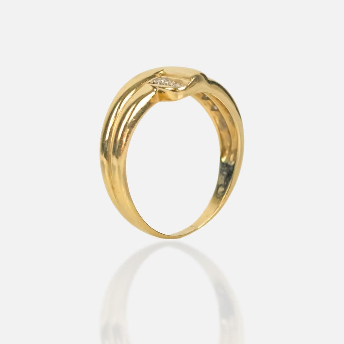 18 Karat Gelbgoldring Mit 6 Diamanten Im Brillantschliff 18 Karat Gelbgoldring Mit 6 Diamanten Im Brillantschliff von HistorianLugano