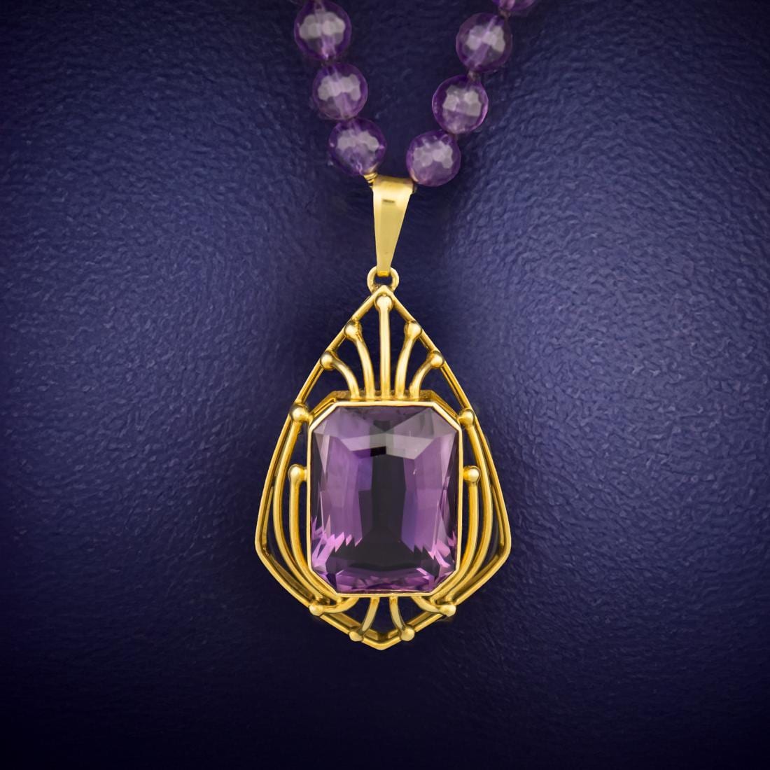 Halskette Im Art-Deco-stil Mit Amethyst Und 18-Karätigem Goldanhänger Halskette Im Art-Deco-stil Mit Amethyst Und 18-Karätigem Goldanhänger von HistorianLugano