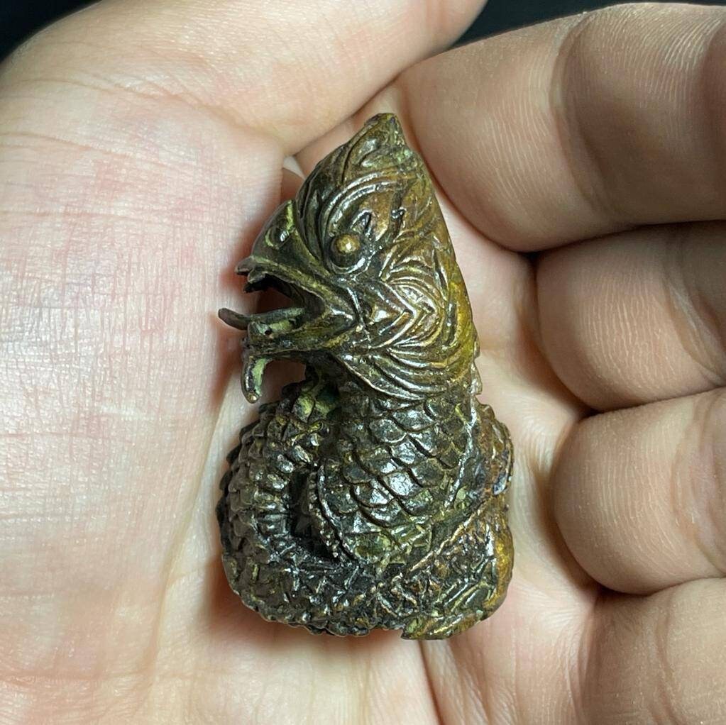 Sehr Einzigartiger Antiker Nahöstlicher Alter Bronze-Ring in Form Einer Drachenfigur Sehr Einzigartiger Antiker Nahöstlicher Alter Bronze-Ring in Form Einer Drachenfigur von HistoricHoards
