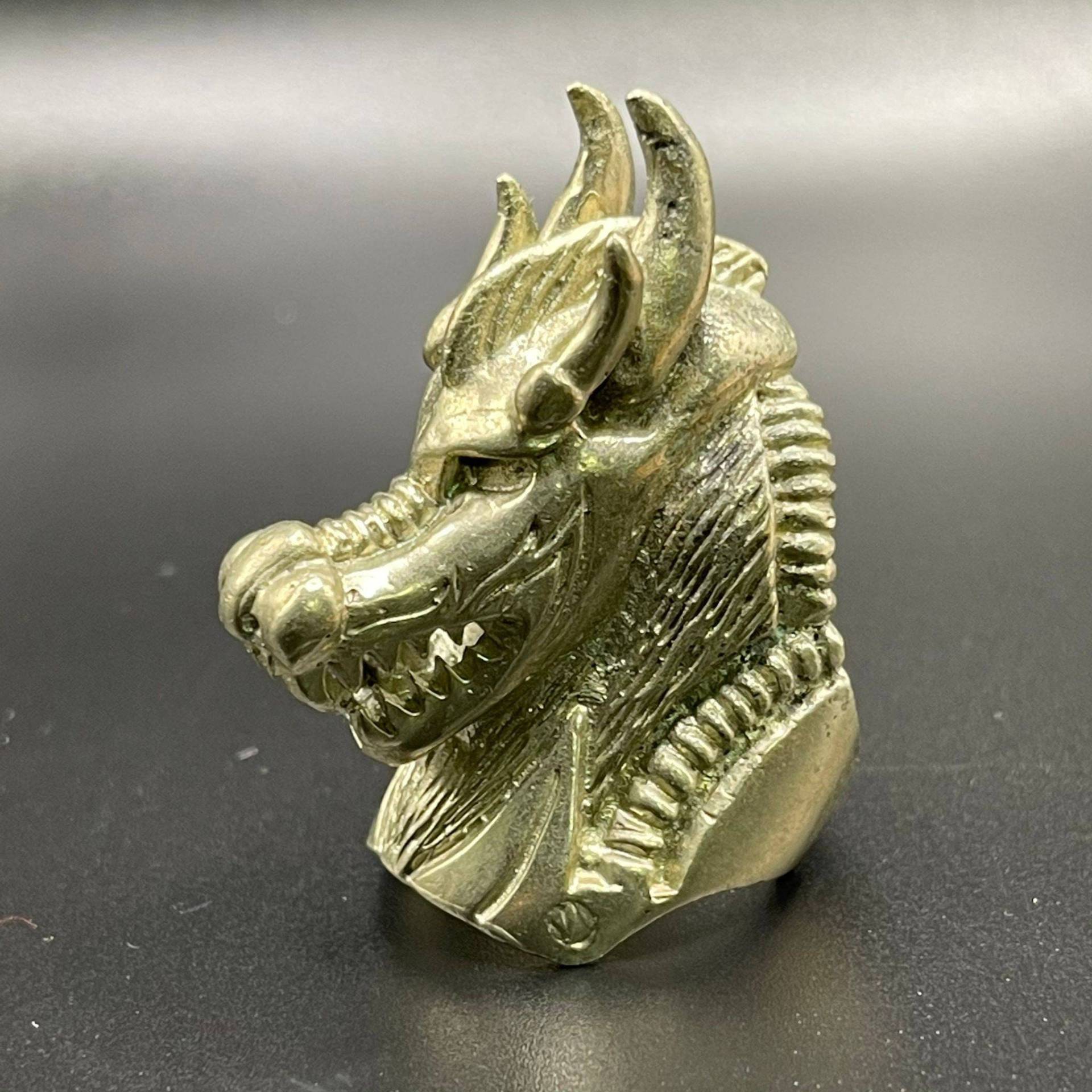 Wunderschöner Vintage Antik Nah Östliche Alte Bronze Riesiger Ring in Form Von Drachenkopf Wunderschöner Vintage Antik Nah Östliche Alte Bronze Riesiger Ring in Form Von Drachenkopf von HistoricHoards