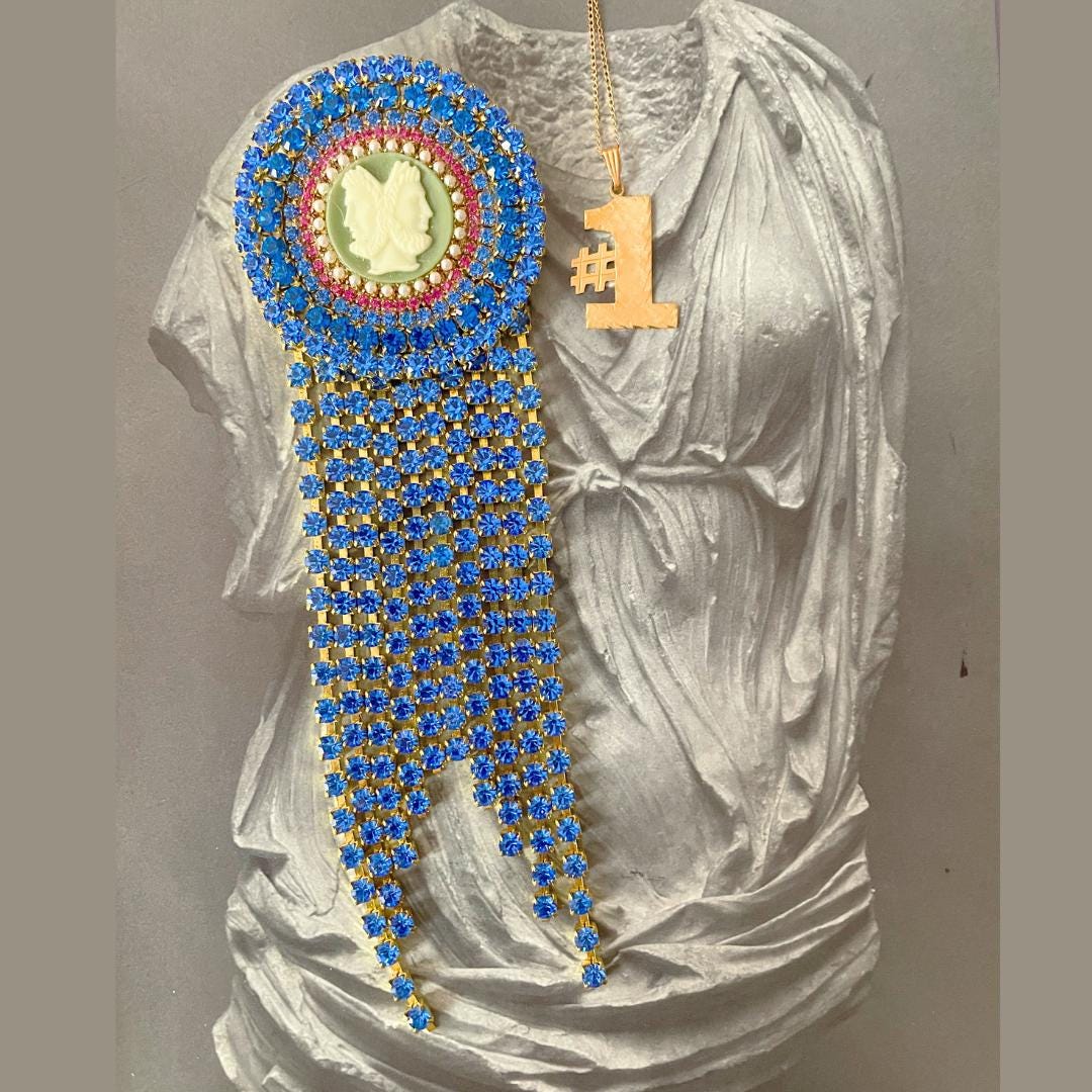 Brosche Mit Blauem Schleifenband Und Strass Cameo von HistoryTimeTraveler