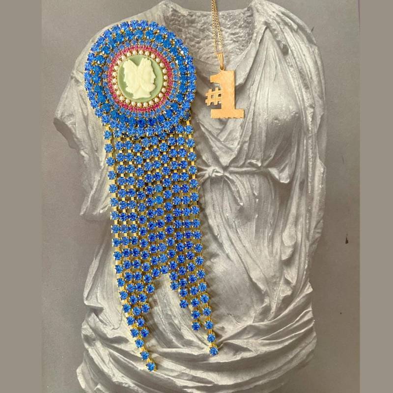 Brosche Mit Blauem Schleifenband Und Strass Cameo von HistoryTimeTraveler