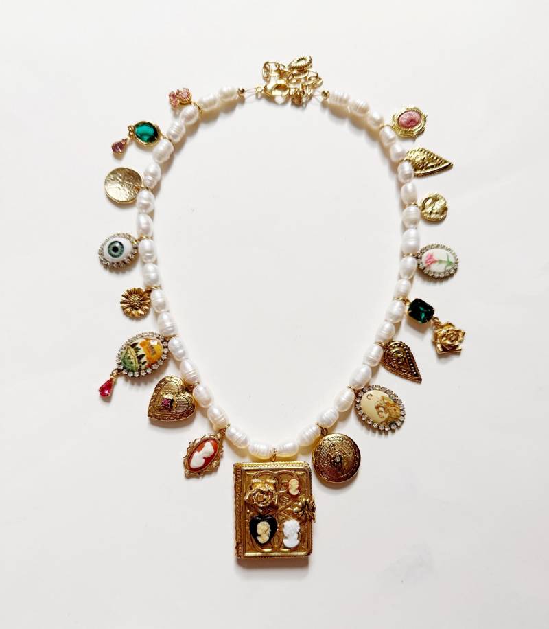 Cameo Buch Medaillon Charme Perlenkette von HistoryTimeTraveler