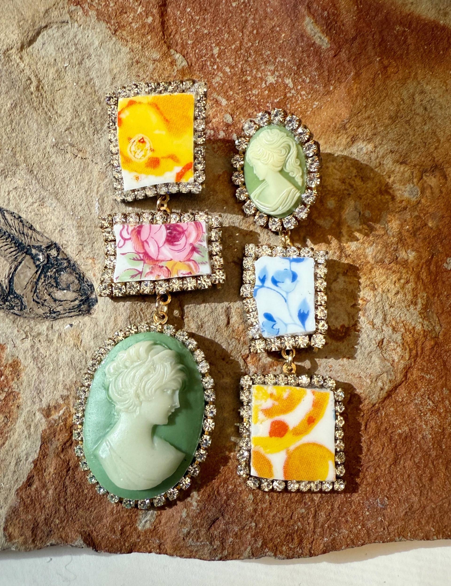 Cameo Floral Keramikohrhänger von HistoryTimeTraveler