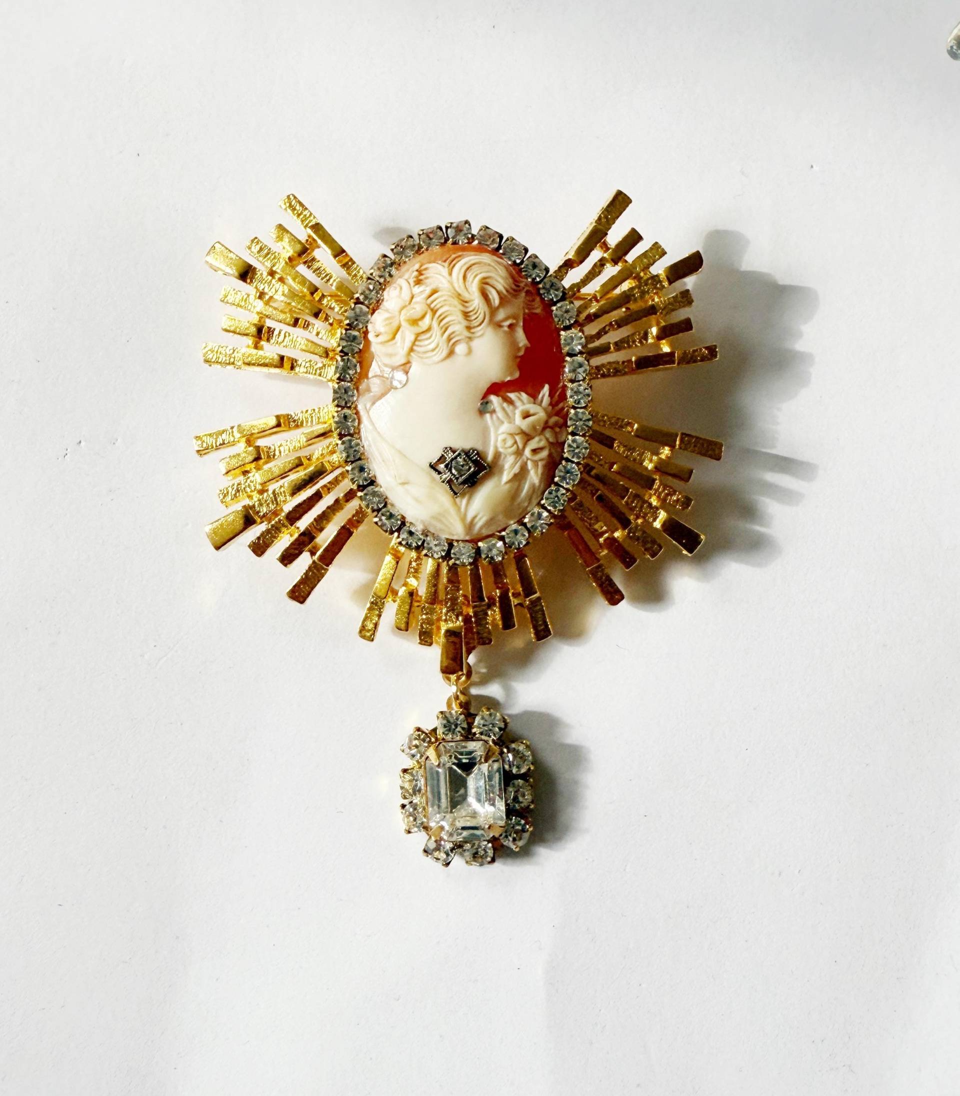 Cameo Strass Brosche von HistoryTimeTraveler