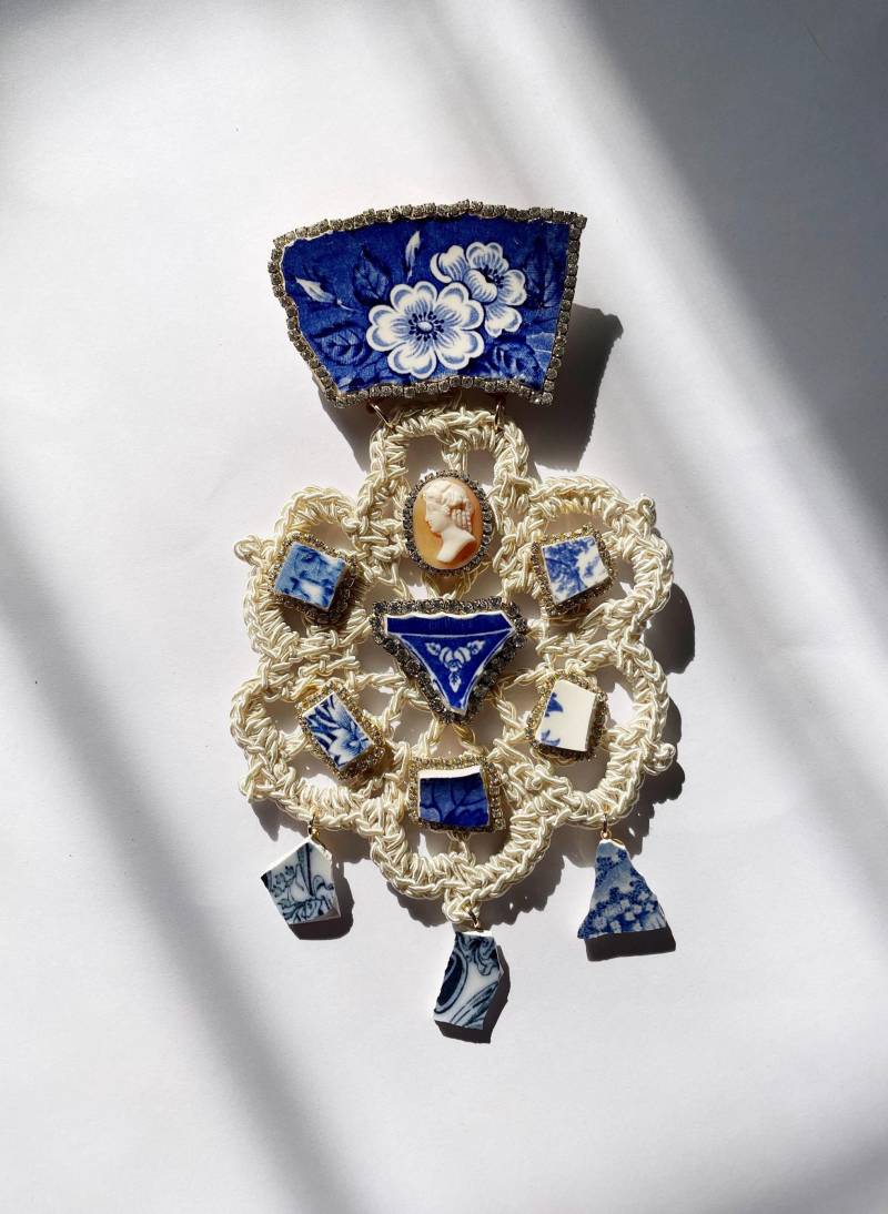 Gehäkelte Zierliche Kamee-Brosche von HistoryTimeTraveler