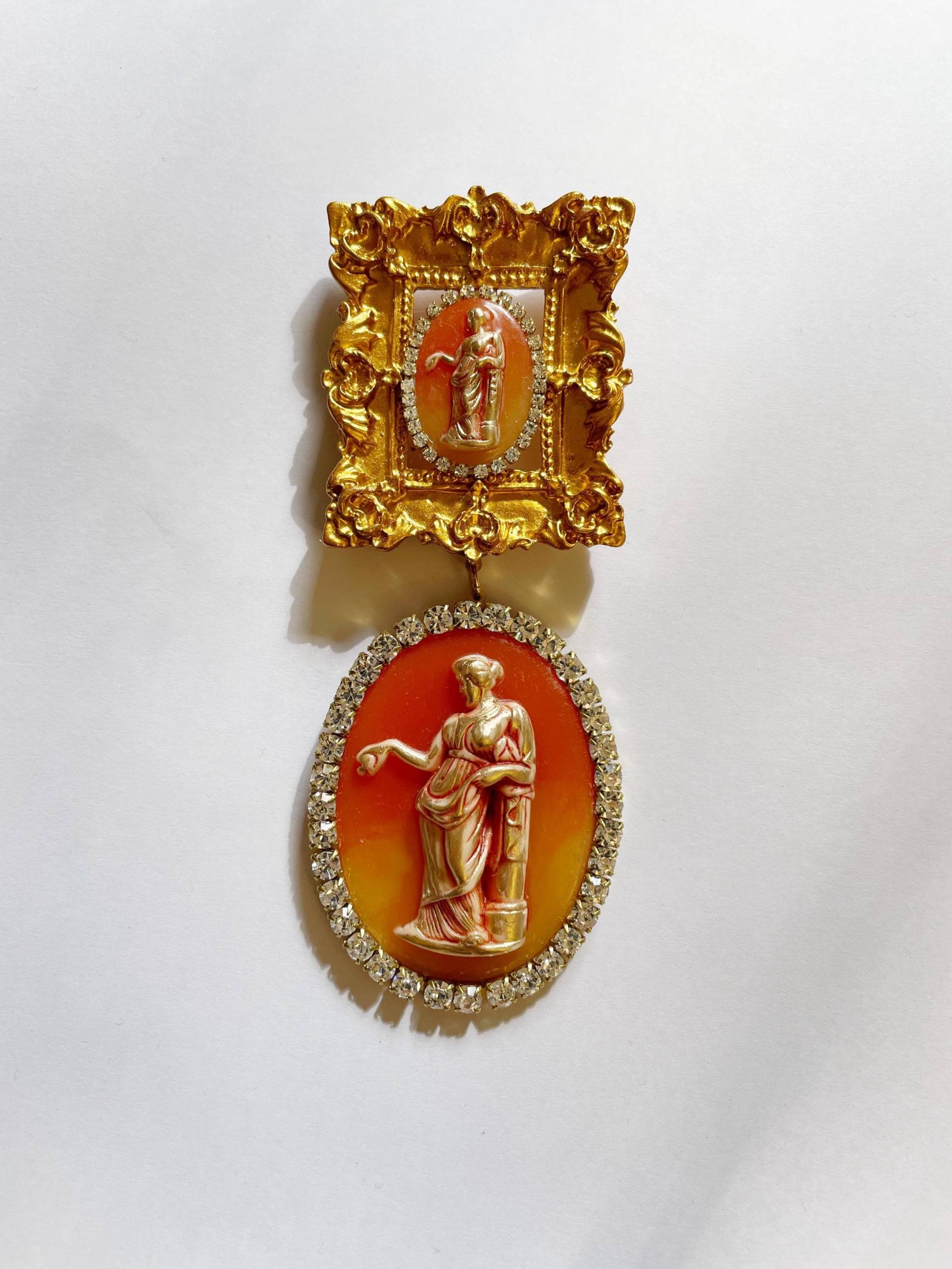 Lebende Gemälde Galerie-Wandbrosche Lebende Gemälde Galerie-Wandbrosche von HistoryTimeTraveler