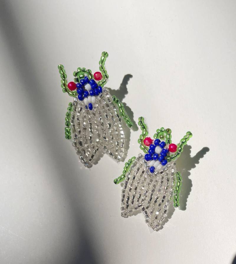 Perlen Fliegen Ohrringe von HistoryTimeTraveler