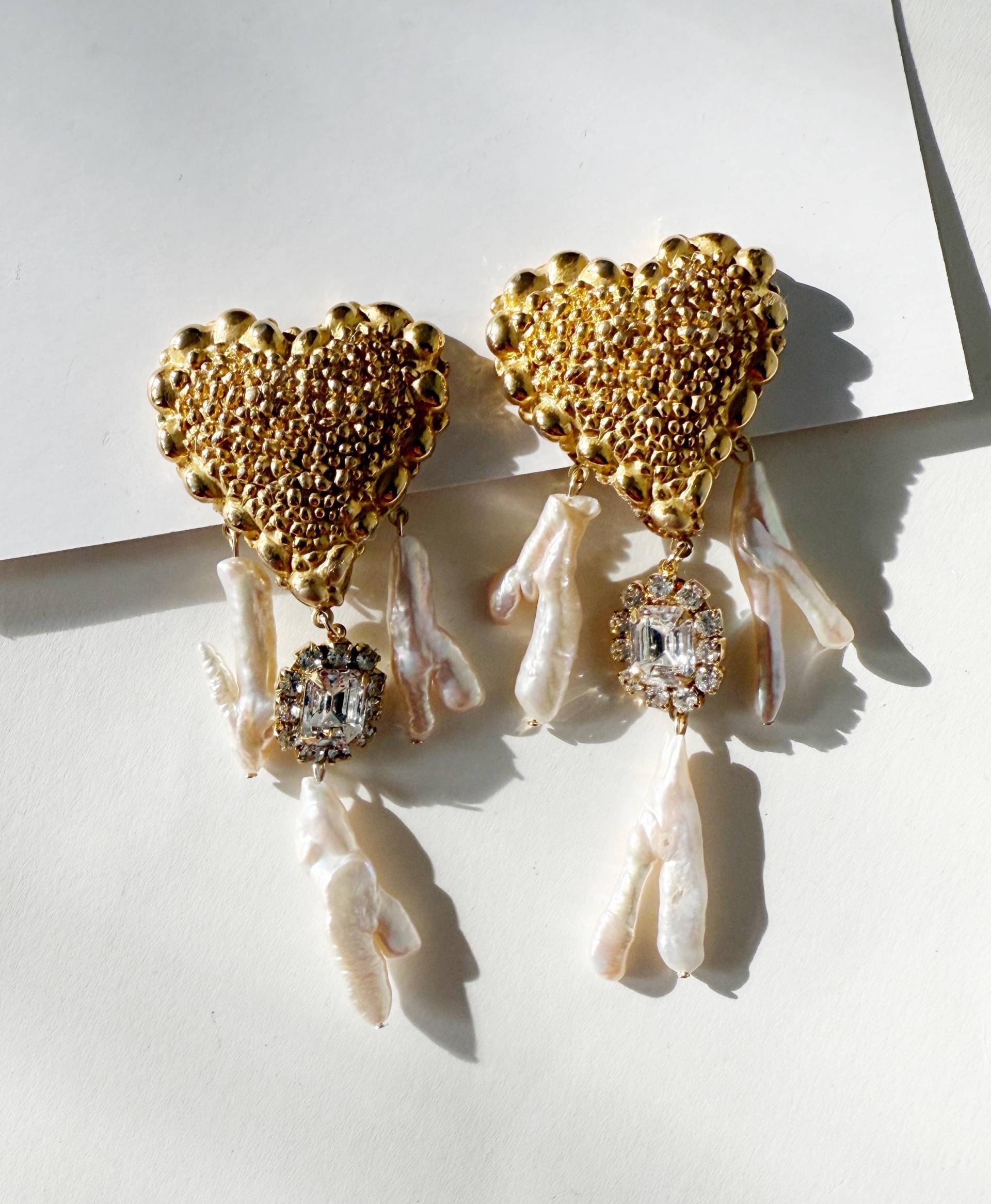 Süßwasser Perle Strass Herz Ohrringe von HistoryTimeTraveler