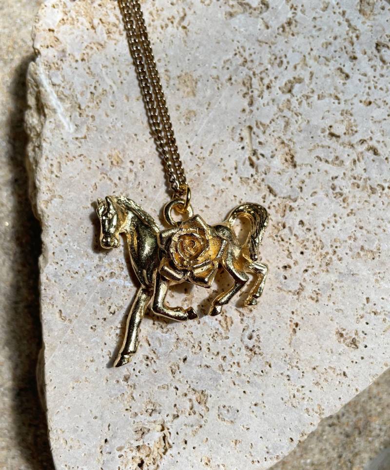 Vintage Glückspferd Halskette Mit Rosen Anhänger von HistoryTimeTraveler