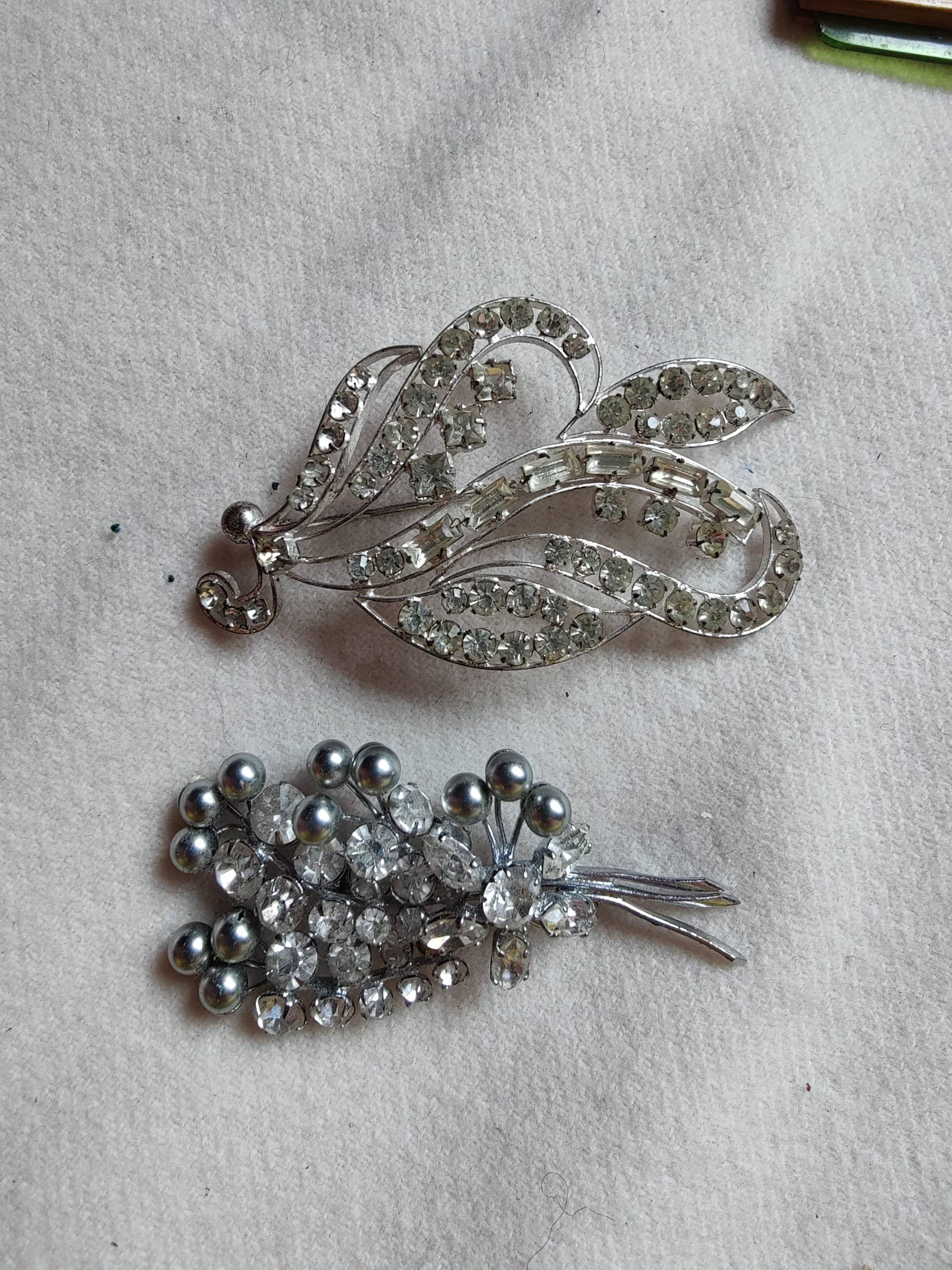 2 Mid Century Strass Broschen, Blumen Klarer Kristall von Historyprops
