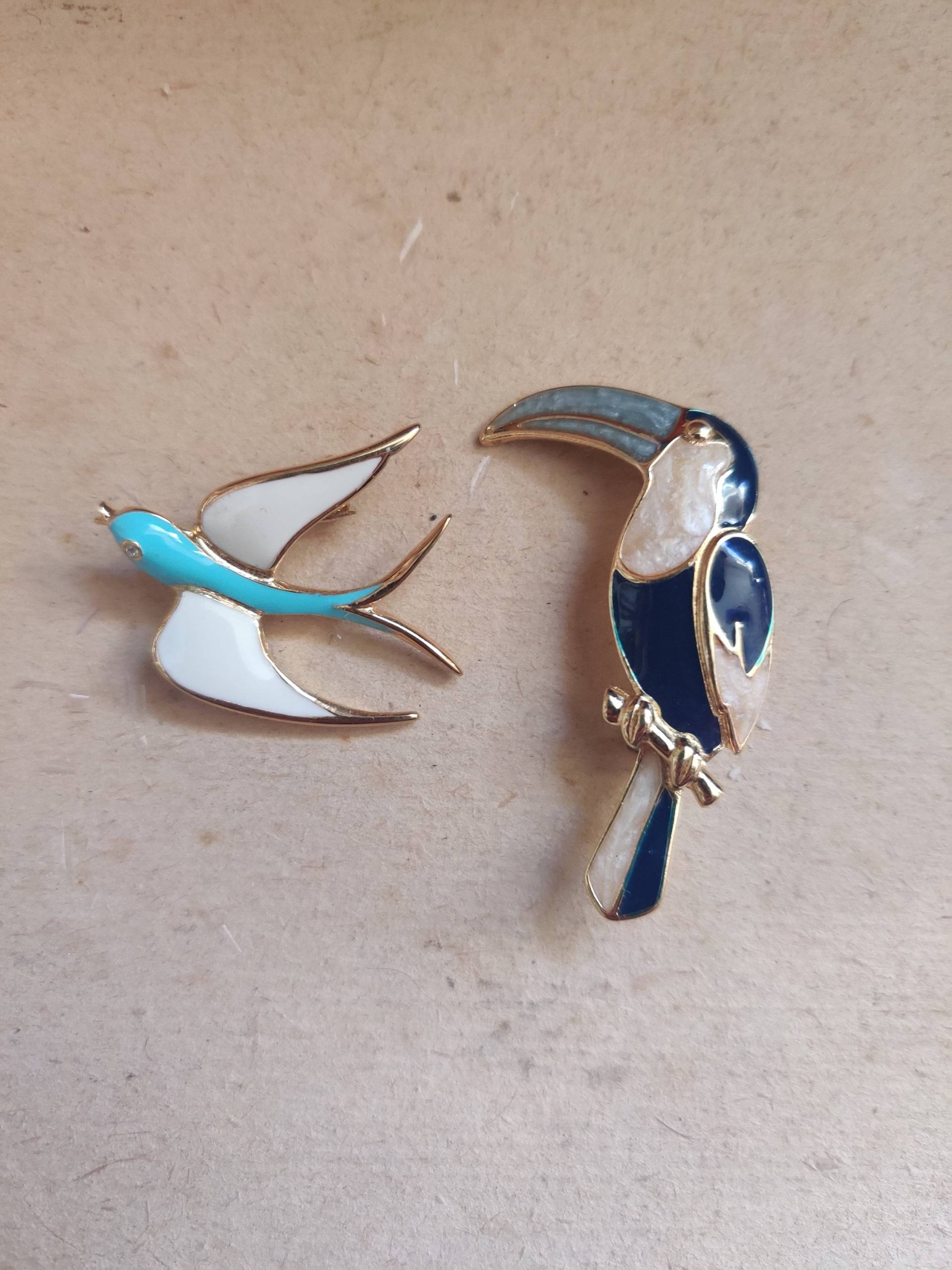 2 Vintage Vogelbroschen, Schwalbe, Tukan von Historyprops