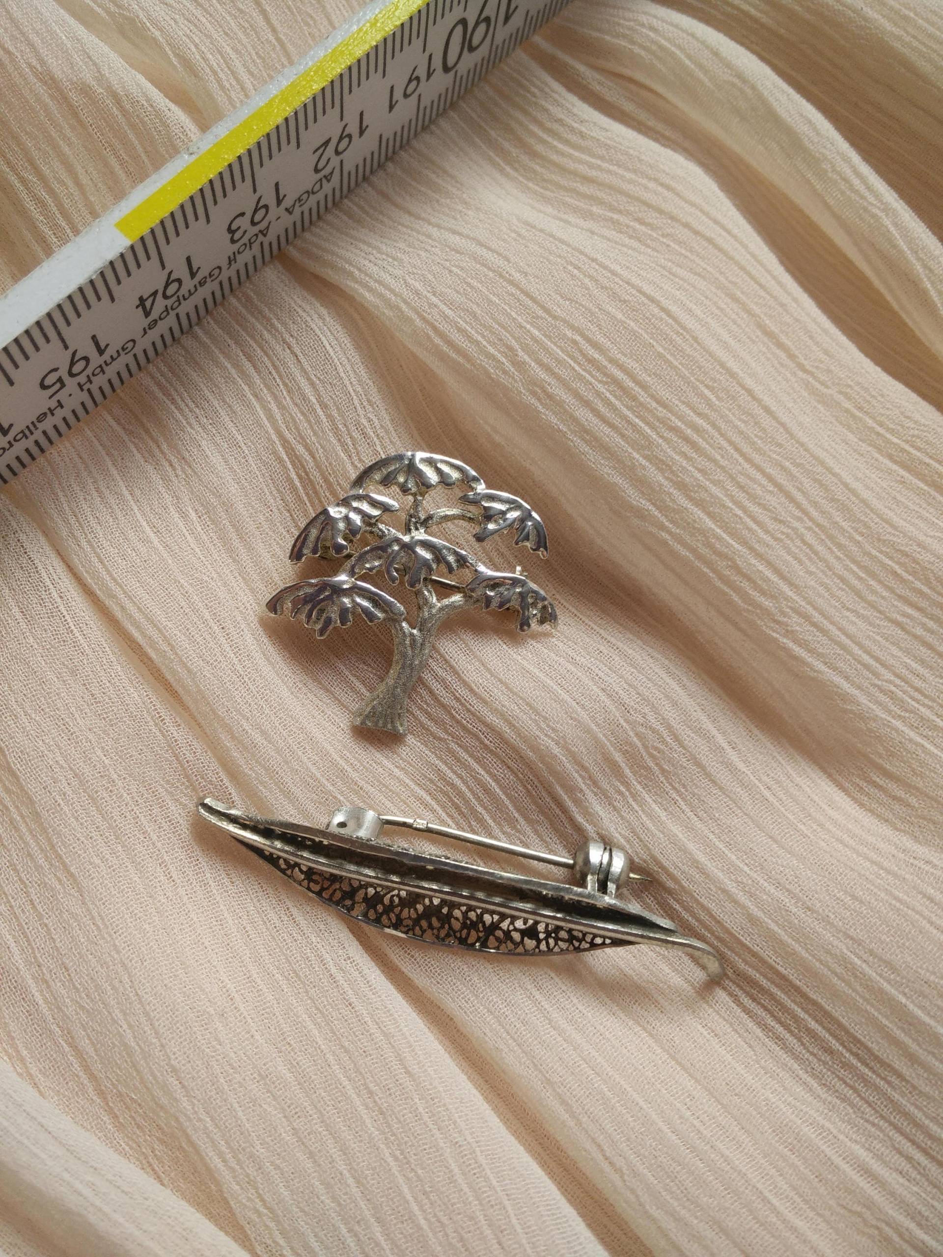 Baum Bezogen 2 Broschen, Vintage Blatt Und Brosche, Silber, Silberbroschen von Historyprops