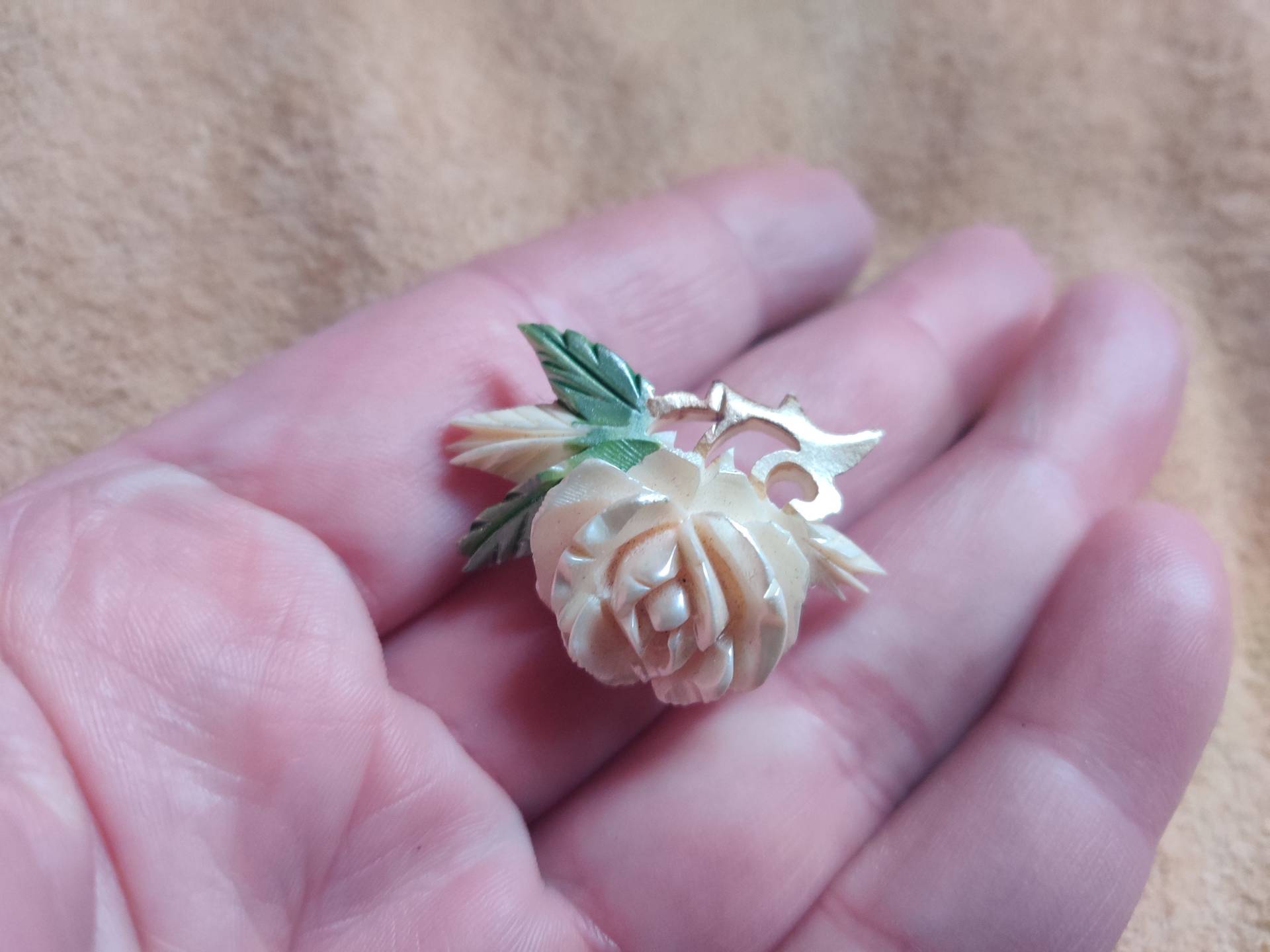 Handgeschnitzte Rosenbrosche Aus Knochen, Österreich Oder Bayern Souvenir von Historyprops