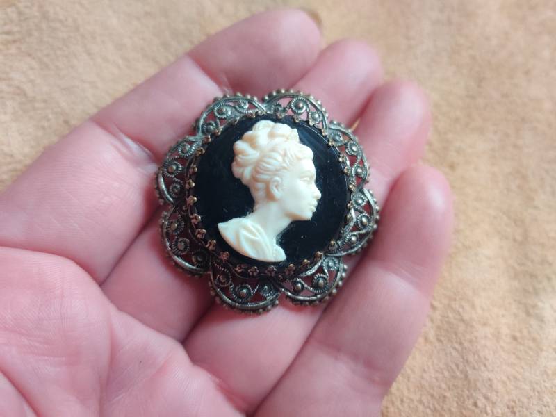 Neiger Ära Brosche, Art Deco Messing Und Strass Brosche von Historyprops