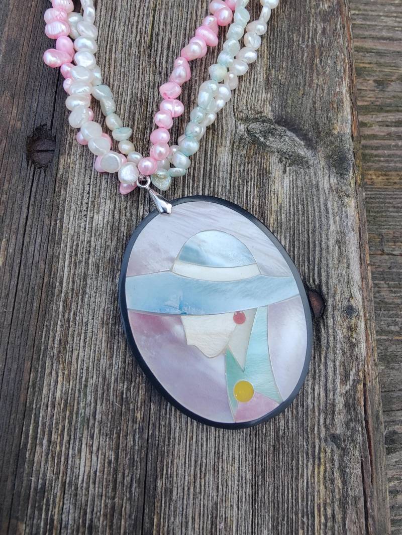 Vintage Rosa Perlmutt Mosaik Damenanhänger An Süßwasserperlenkette, Und Hellblau, 80Er Jahre von Historyprops